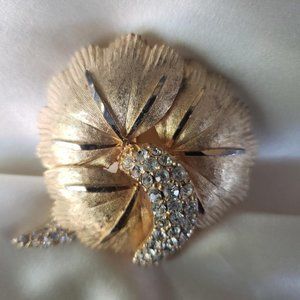 VINTAGE BSK FLORAL GOLD TONE Brush/High Polish & RHINESTONE SPRAY 3 LAYER BROOCH